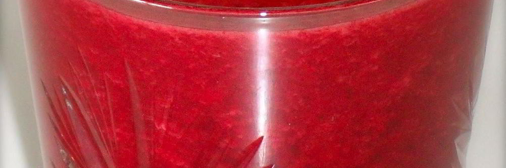 Витаминный напиток из свеклы, красного апельсина и клубники