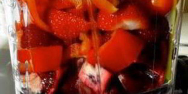 витаминный напиток из свеклы, красного апельсина и клубники