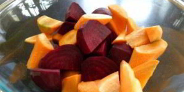 витаминный напиток из свеклы, моркови и черники