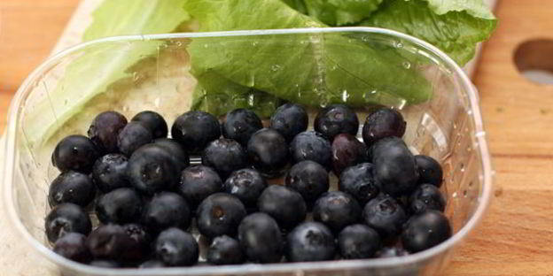 зеленый коктейль с грушей и голубикой