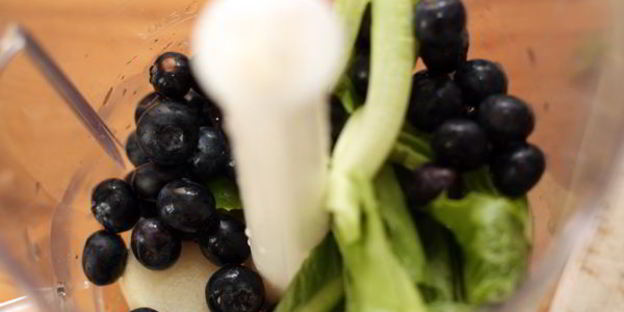 зеленый коктейль с грушей и голубикой