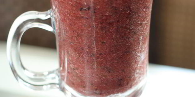 зеленый коктейль с грушей и голубикой