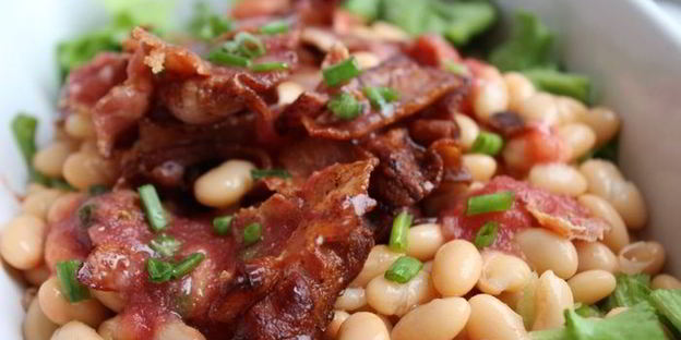 быстрый салат из фасоли с беконом