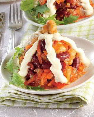 Фасолевый салат с копченой курицей