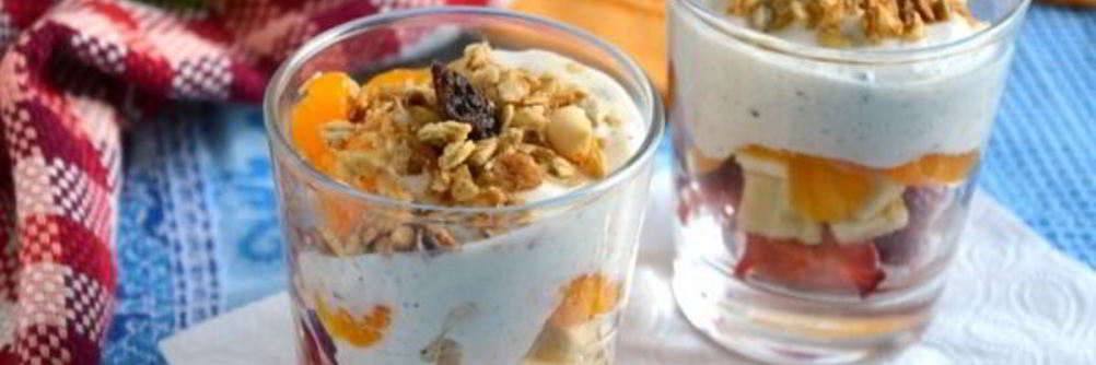 Фруктовый салат с мюсли и сметанным соусом