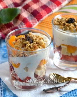 Фруктовый салат с мюсли и сметанным соусом