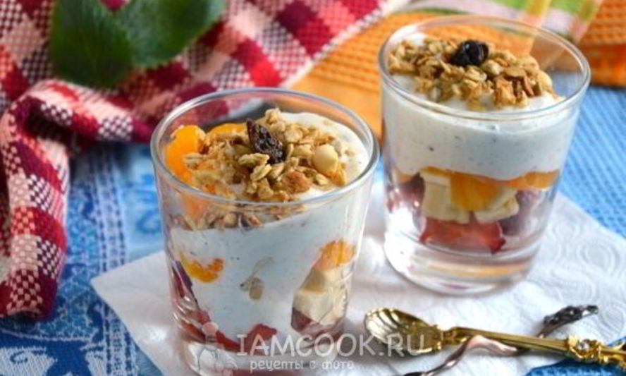 Рецепт фруктового салата с мюсли и сметанным соусом