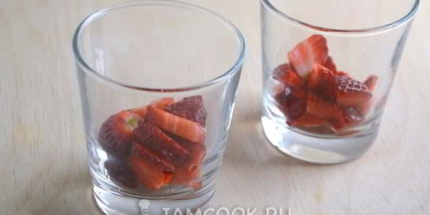 фруктовый салат с мюсли и сметанным соусом