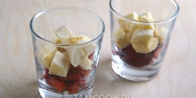 фруктовый салат с мюсли и сметанным соусом