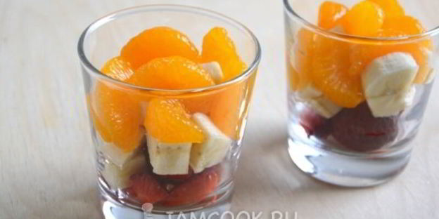 фруктовый салат с мюсли и сметанным соусом