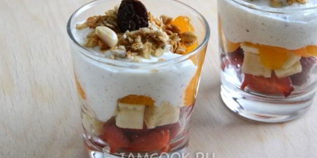 фруктовый салат с мюсли и сметанным соусом