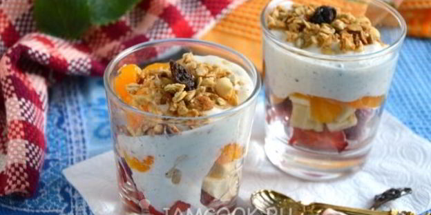 фруктовый салат с мюсли и сметанным соусом