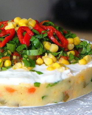 Картофельный торт-салат под йогуртовым соусом