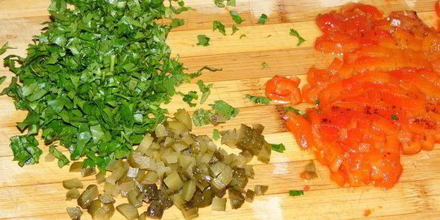 картофельный торт-салат под йогуртовым соусом