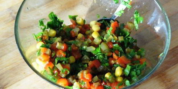 картофельный торт-салат под йогуртовым соусом