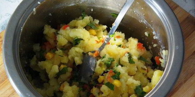 картофельный торт-салат под йогуртовым соусом