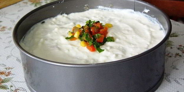 картофельный торт-салат под йогуртовым соусом