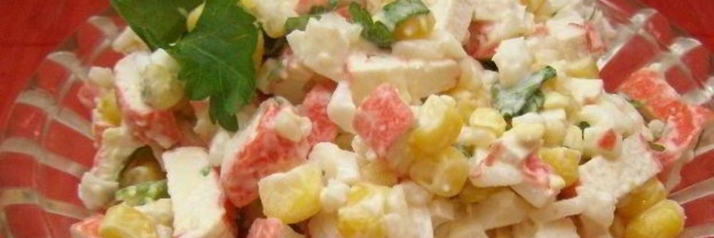 Крабовый салат с рисом и кукурузой