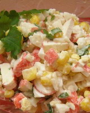 Крабовый салат с рисом и кукурузой