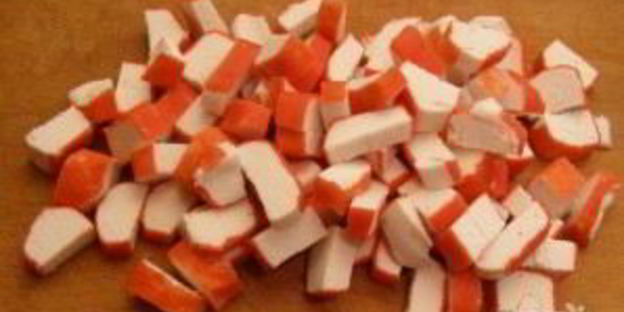 крабовый салат с рисом и кукурузой