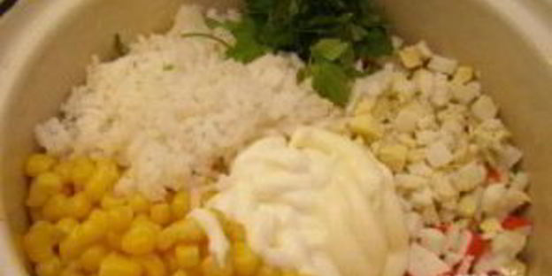крабовый салат с рисом и кукурузой