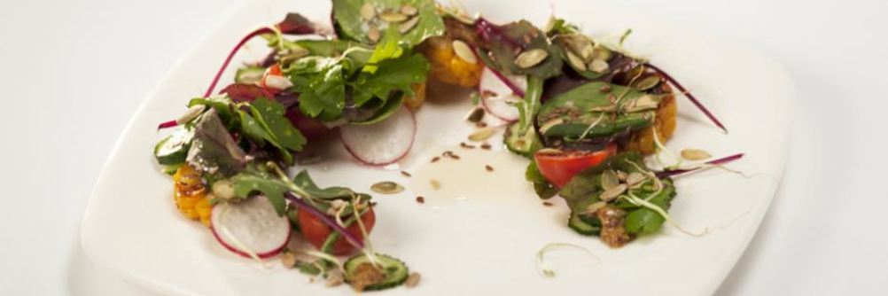 Легкий салат с зеленью и горчичной заправкой