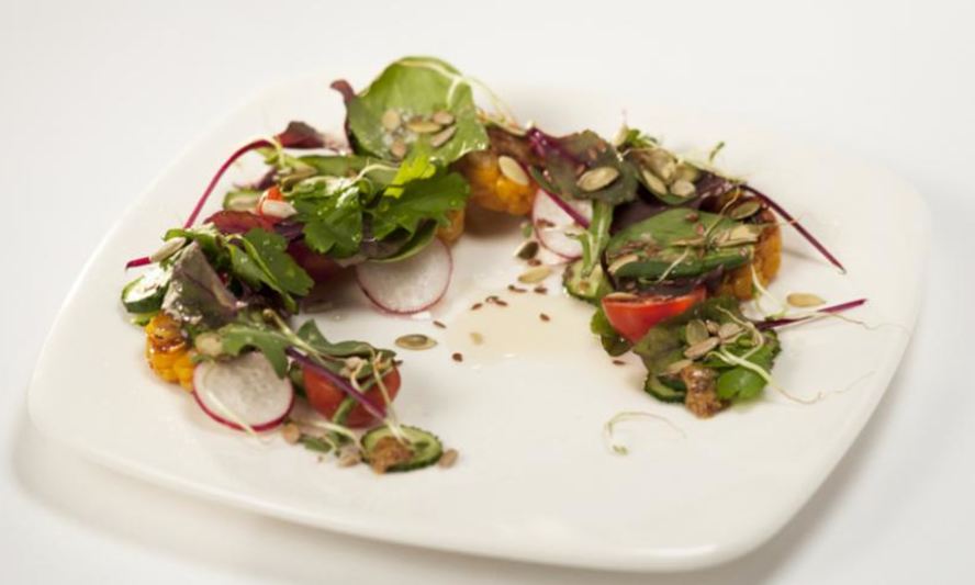 Рецепт легкого салата с зеленью и горчичной заправкой