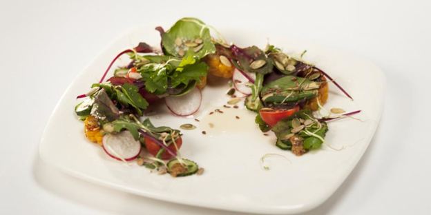 легкий салат с зеленью и горчичной заправкой