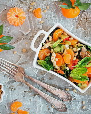 Мандариновый салат с сельдереем и курочкой