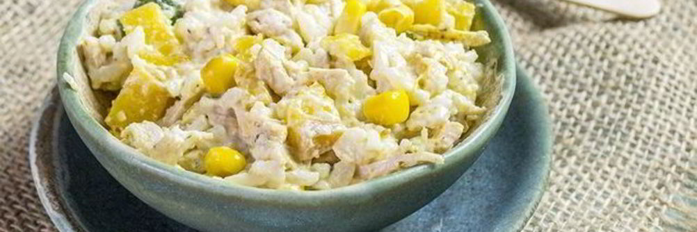 Пикантный салат с курицей и рисом