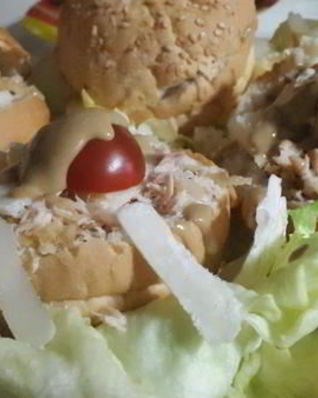 Порционный салат из тунца в булочках