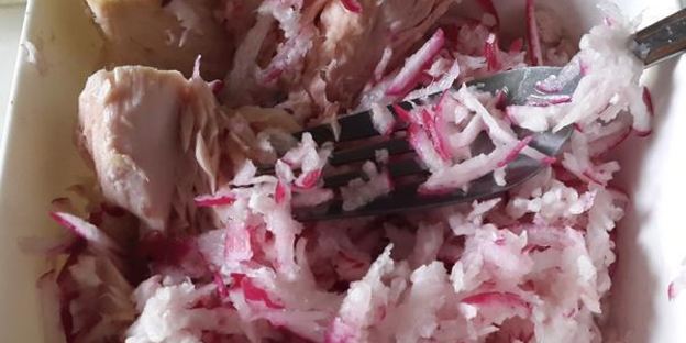 порционный салат из тунца в булочках