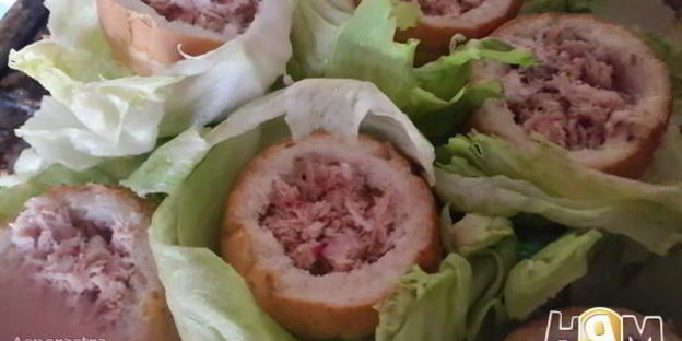 порционный салат из тунца в булочках