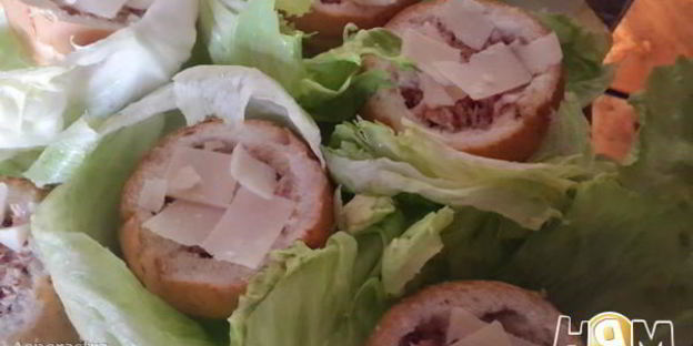 порционный салат из тунца в булочках