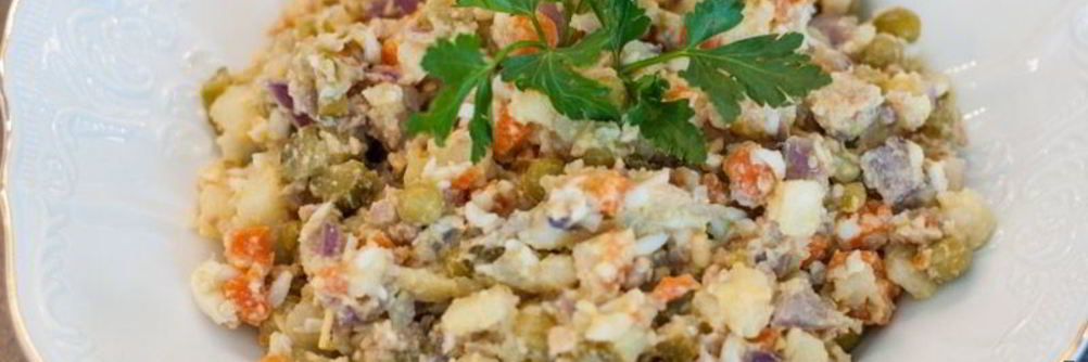 Простой салат с печенью трески