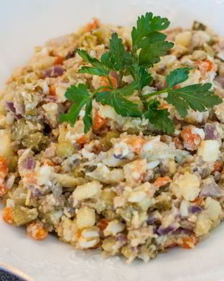 Простой салат с печенью трески