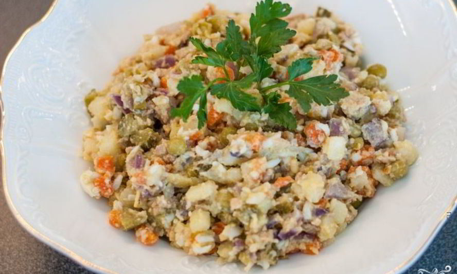 Рецепт простого салата с печенью трески