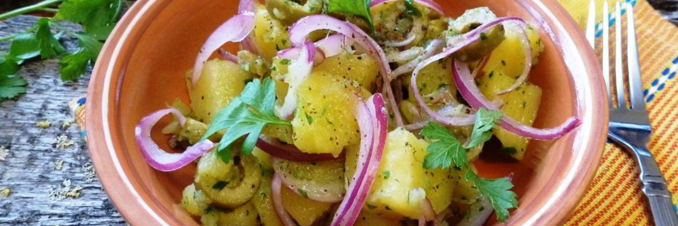 Пряный салат с картофелем и оливками