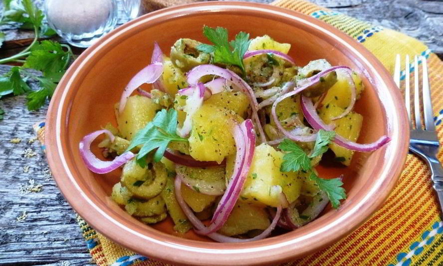 Рецепт пряного салата с картофелем и оливками