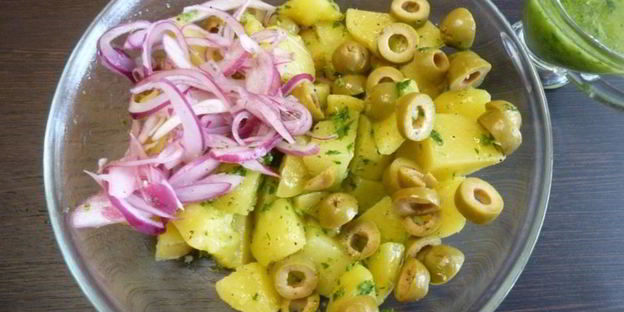 пряный салат с картофелем и оливками