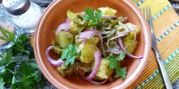 пряный салат с картофелем и оливками