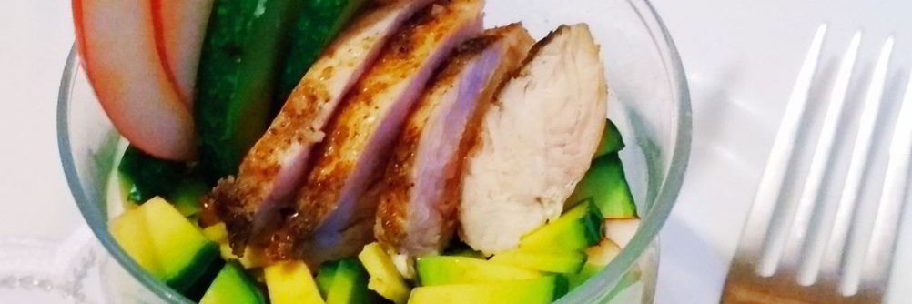 Салат из авокадо, яблок и куриной грудки