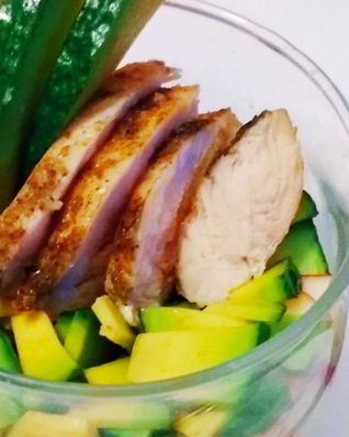 Салат из авокадо, яблок и куриной грудки