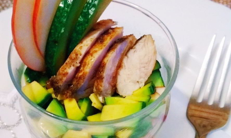 Рецепт салата из авокадо, яблок и куриной грудки