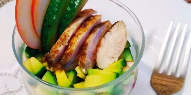 салат из авокадо, яблок и куриной грудки