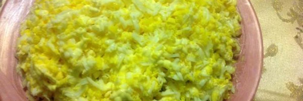 Салат из кальмаров, яблок и сыра