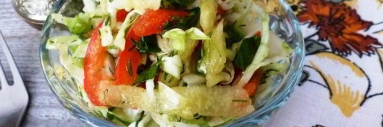 Салат из капусты, ананаса и сладкого перца