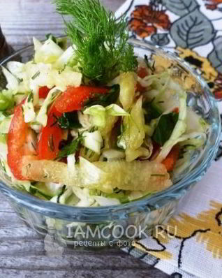 Салат из капусты, ананаса и сладкого перца