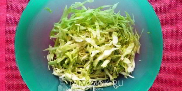 салат из капусты, ананаса и сладкого перца