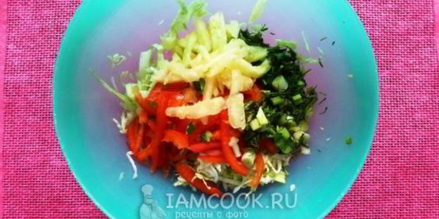 салат из капусты, ананаса и сладкого перца